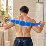 Hombre adulto usando el cepillo azul en la espalda; imagen ilustrativa generada digitalmente