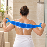 Mujer adulta usando el cepillo azul en la espalda; imagen ilustrativa generada digitalmente